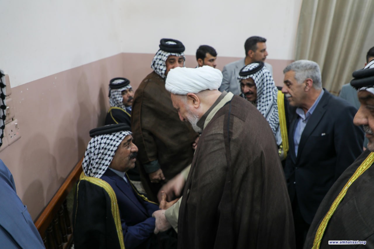 المرجع الخالصي يقدّم واجب العزاء للشيخ كاظم الشبلي في اليوسفية