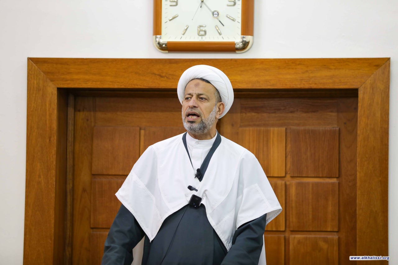 خطيب مدرسة الإمام الخالصي يحذّر من الاغترار بالقوة ويدعو إلى التوكل على الله.. وينتقد ضعف الموقف الرسمي إزاء الاعتداءات على العراق