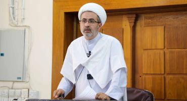 خطيب مدرسة الإمام الخالصي: حصر السلاح يتطلب دولة ذات سيادة وقرار.. وتجارب داعش والبوسنة تحذّر من تجريد الأمة من قوتها